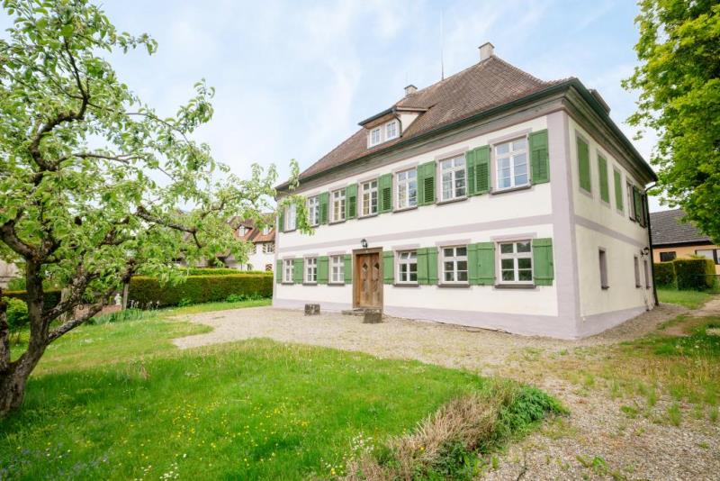 Historisches Wohnen mit Schlosscharakter – Das Kaplaneihaus in Mittelbiberach - Außenansicht (47513)