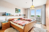 Schlafzimmer - Familienfreundliches Reihenmittelhaus mit PV-Anlage, Balkon und Garten auf dem Biberacher Mittelberg