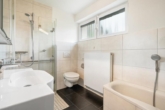 Badezimmer OG - Familienfreundliches Reihenmittelhaus mit PV-Anlage, Balkon und Garten auf dem Biberacher Mittelberg