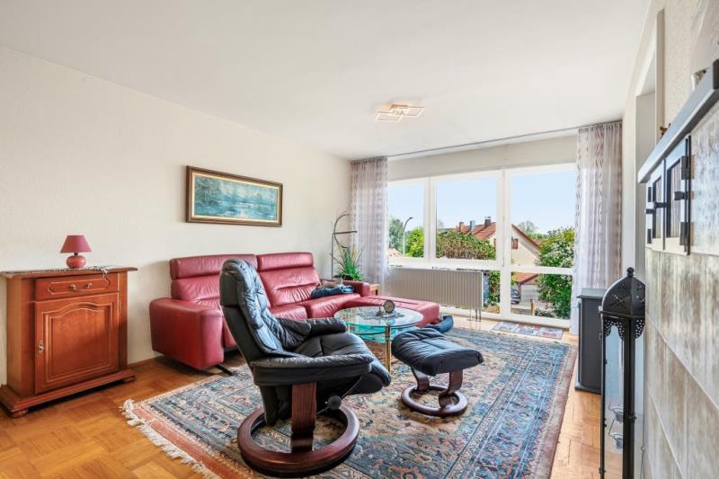 Familienfreundliches Reihenmittelhaus mit PV-Anlage, Balkon und Garten auf dem Biberacher Mittelberg - Wohnzimmer (45591)
