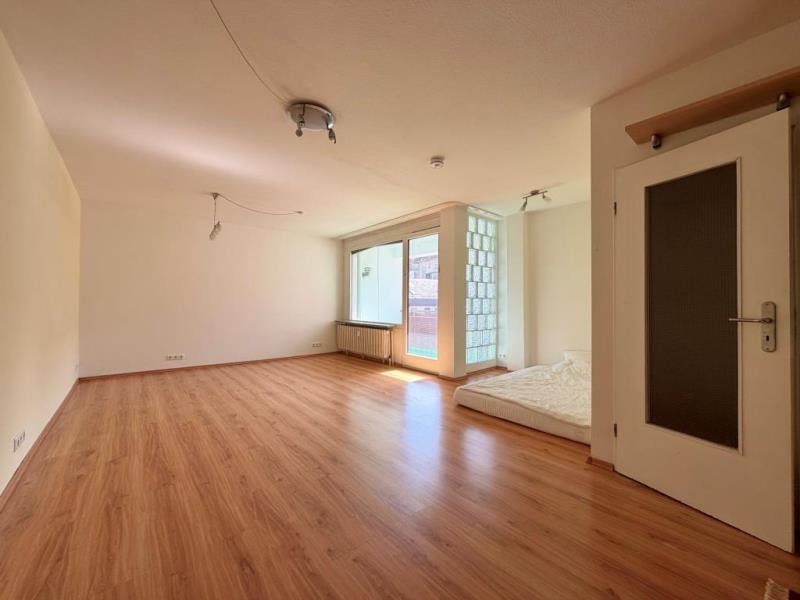 Sonnige 1 Zimmer-Wohnung mit Südbalkon & Außenstellplatz in zentraler in Stuttgart-Süd! - Wohness/ & Schlafbereich (52828)
