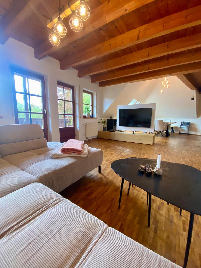 Auch Sie suchen das Besondere? Maisonette mit Sichtgebälk,