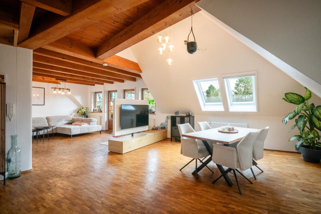 Auch Sie suchen das Besondere? Maisonette mit Sichtgebälk, 
