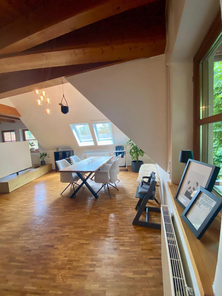 Auch Sie suchen das Besondere? Maisonette mit Sichtgebälk,