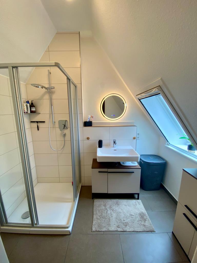 Auch Sie suchen das Besondere? Maisonette mit Sichtgebälk,