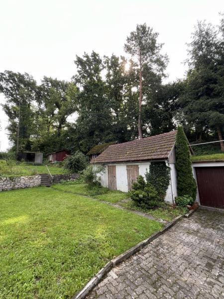 Ruhige Lage, ansprechendes Grundstück! Frei stehendes Einfamilienhaus für Sanierer! - Gartenhaus (51881)