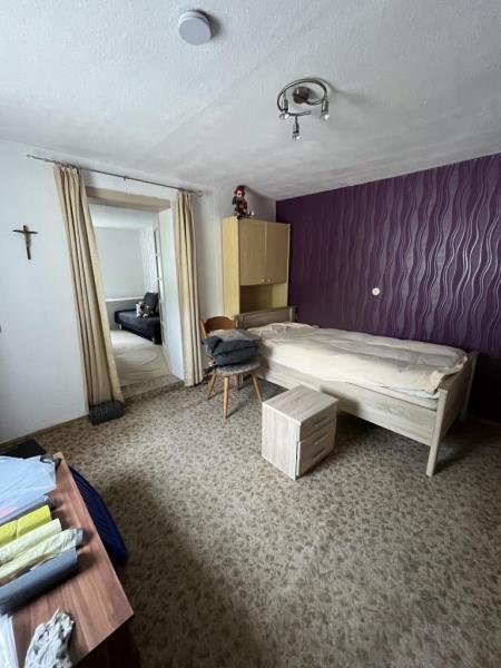 Ruhige Lage, ansprechendes Grundstück! Frei stehendes Einfamilienhaus für Sanierer! - Zimmer (51879)