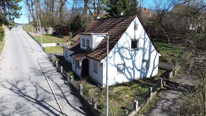 Ruhige Lage, ansprechendes Grundstück! Frei stehendes Einfamilienhaus für Sanierer! - Außen 2 (51874)