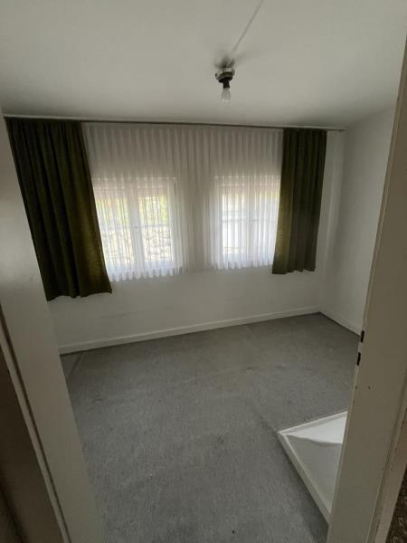 Ruhige Lage, ansprechendes Grundstück! Frei stehendes Einfamilienhaus für Sanierer! - ZImmer (51880)
