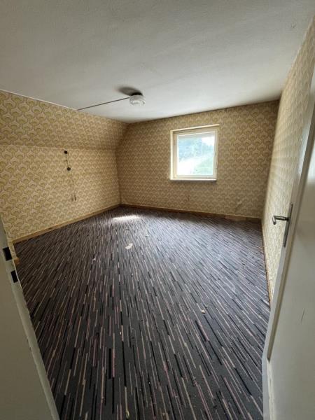 Ruhige Lage, ansprechendes Grundstück! Frei stehendes Einfamilienhaus für Sanierer! - Zimmer DG (51876)