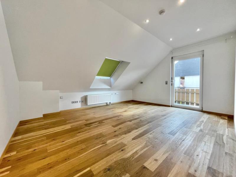 Freistehendes Einfamilienhaus mit Einliegerwohnung in ruhiger Lage von Denkendorf! - Schlafzimmer 1 (51822)