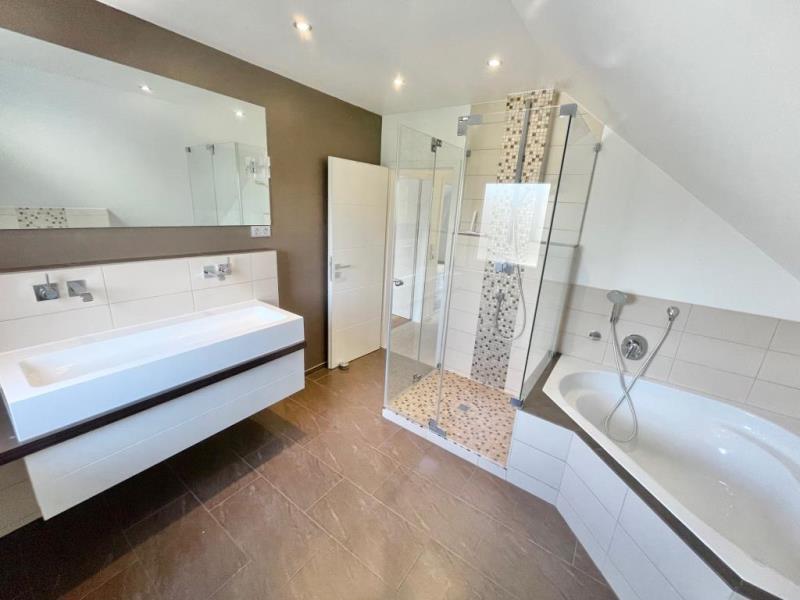 Freistehendes Einfamilienhaus mit Einliegerwohnung in ruhiger Lage von Denkendorf! - Badezimmer (51824)