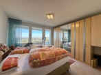 Schlafzimmer - Interessante 3 Zimmer-Wohnung mit Balkon in beherrschender Aussichtslage!