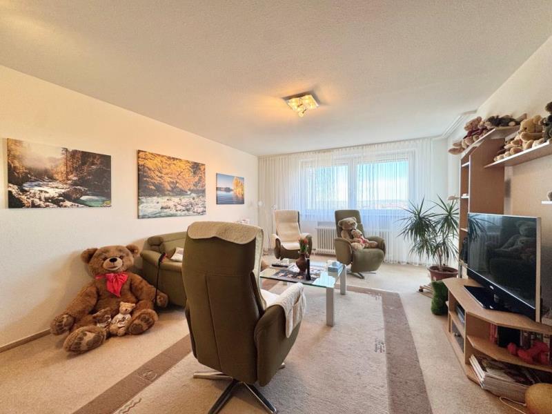 Interessante 3 Zimmer-Wohnung mit Balkon in beherrschender Aussichtslage! - Wohnzimmer (46696)