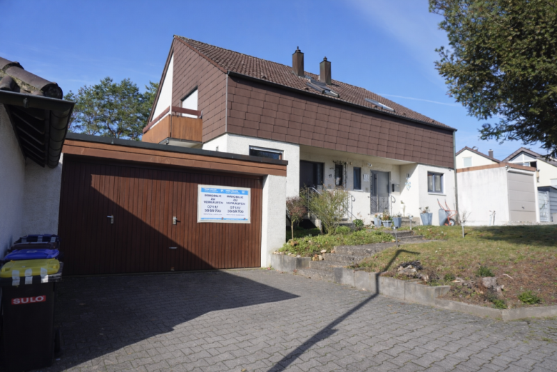 Platz für die ganze Familie! Attraktive Doppelhaushälfte mit großzügigem Garten in Plochingen! - Außenansicht (45976)