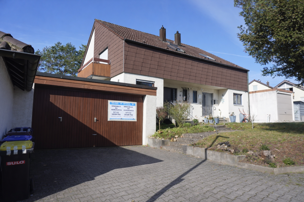 Platz für die ganze Familie! Attraktive Doppelhaushälfte mit großzügigem Garten in Plochingen! - Frontansicht (42521)