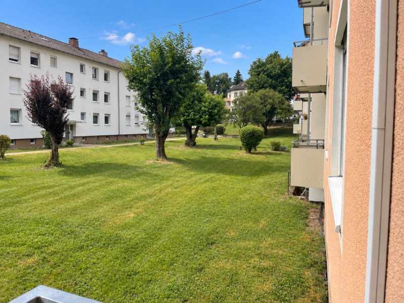 Sofort beziehbar! Gemütliche 2 Zimmer-Wohnung mit überdachtem Balkon! - Balkonaussicht (54866)