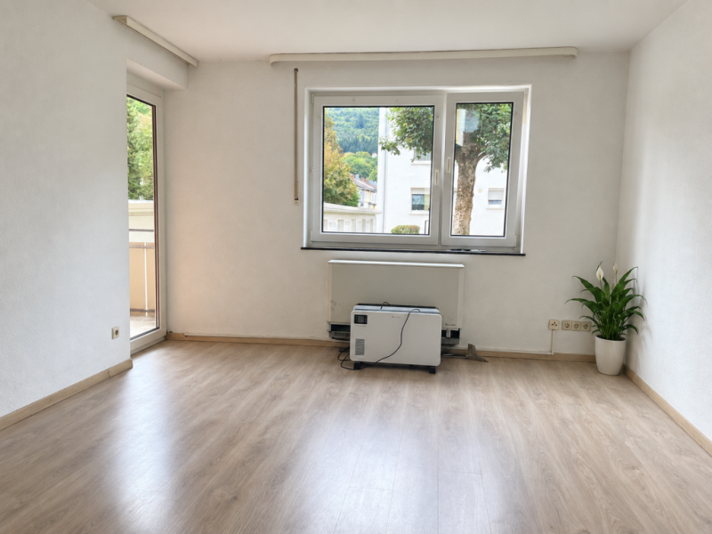 Sofort beziehbar! Gemütliche 2 Zimmer-Wohnung mit überdachtem Balkon! - Wohn/- Essbereich (53195)
