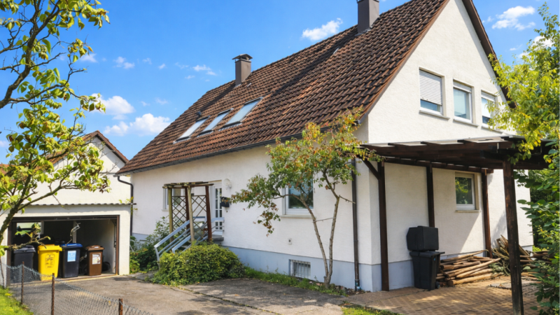 Generationenglück unter einem 1. Dach! Tolles Zweifamilienhaus in Urbach! - Außenansicht (45479)