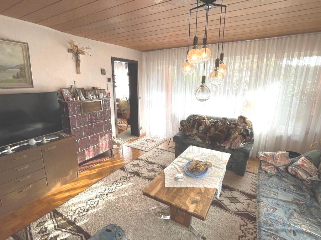 Generationenglück unter einem 1. Dach! Tolles Zweifamilienhaus in Urbach! - Wohnzimmer (43977)