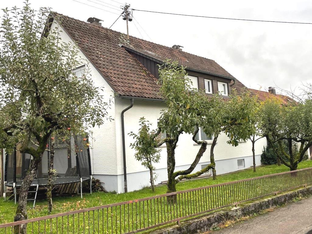 Platz für die Familie! Attraktives freistehendes Zweifamilienhaus in Urbach! - Urbach (38023)