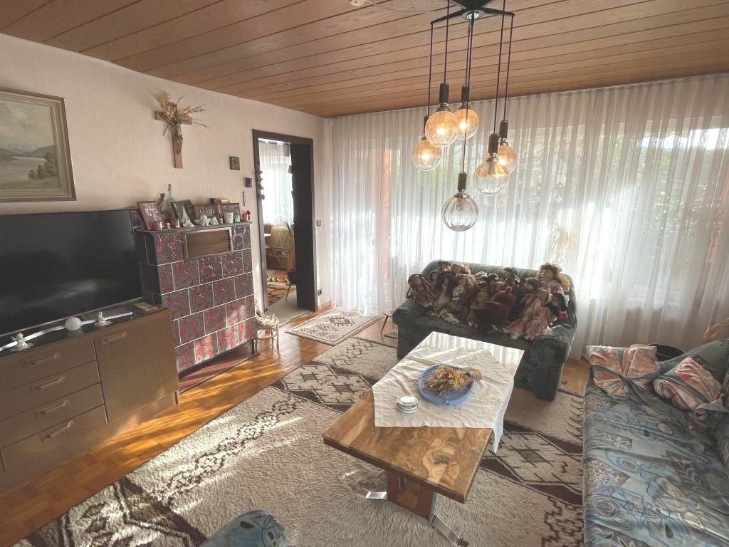 Platz für 2. Familien! Attraktives Zweifamilienhaus mit Garten in Urbach! - Wohnzimmer (42896)