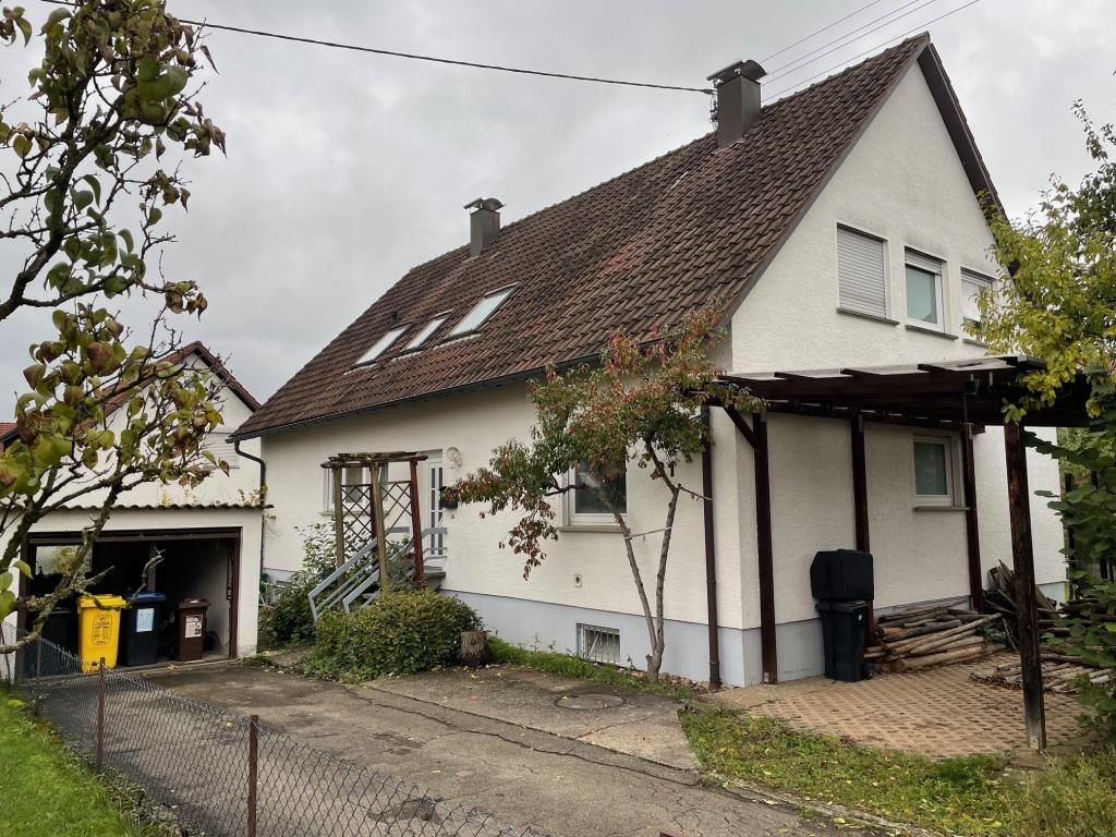 Platz für 2. Familien! Interessantes Zweifamilienhaus mit Garten in Urbach! - Urbach (38430)