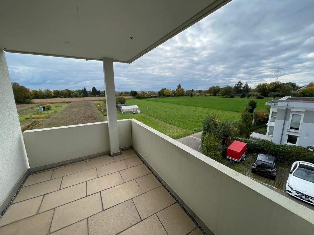 Sofort beziehbar! Attraktive 3 Zimmer-Wohnung mit Balkon & toller Aussicht! - Balkonaussicht (39913)