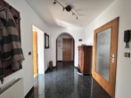 Flur - Platz für die Familie! Großzügige 5,5 Zimmer-Wohnung in Köngen mit Balkon + Garten!