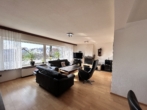 Wohnzimmer - Platz für die Familie! Großzügige 5,5 Zimmer-Wohnung in Köngen mit Balkon + Garten!