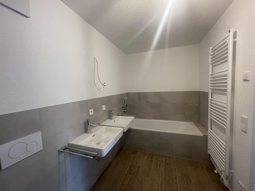 Platz für Ihre Familie! Tolle 4 Zimmer-Neubauwohnung in zentraler Lage! - Bad (43611)