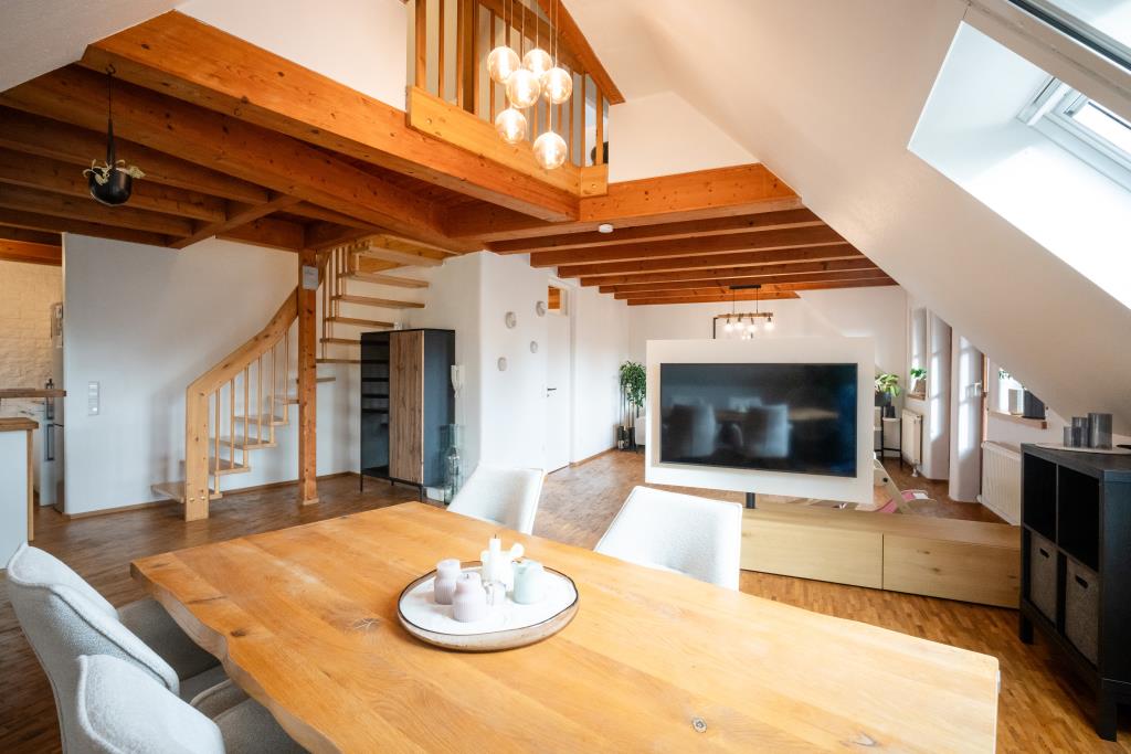 Auch Sie suchen das Besondere? Maisonette mit Sichtgebälk, 