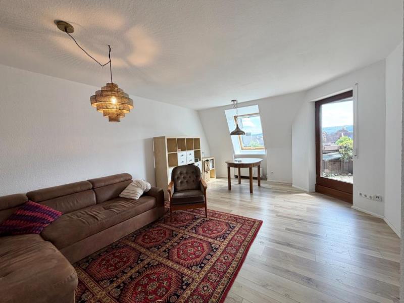 Interessante Fernsicht! Attraktive 3 Zimmer-Wohnung mit sonnigem Balkon! - Wohnzimmer (45780)