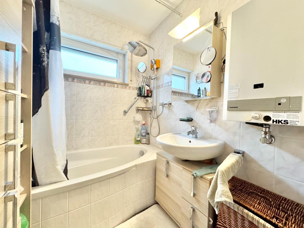 Einziehen und Wohlfühlen! 3 Zi.-Wohnung mit toller Raumaufteilung, Tageslichtbad und separatem WC! - Tageslichtbad (42681)