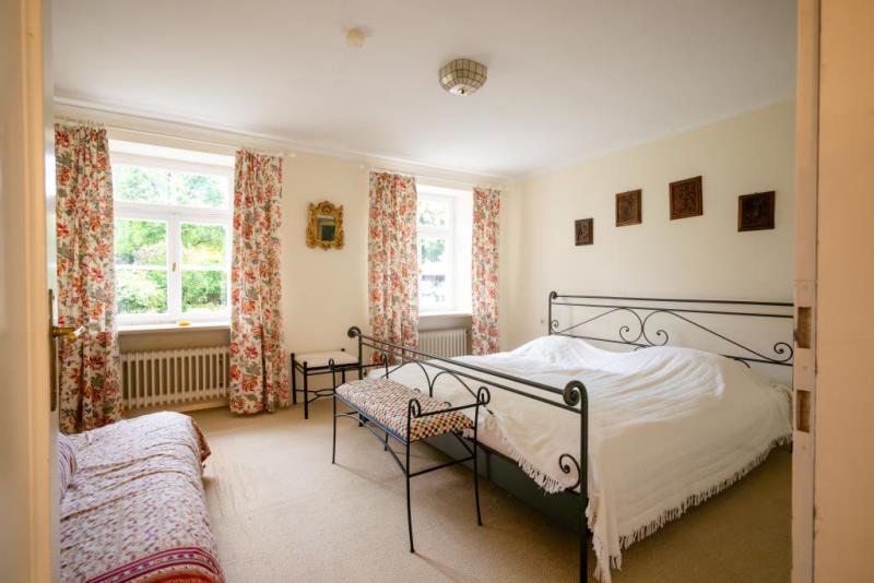 Wohnen mit Geschichte – Exklusive 3,5-Zimmer-Wohnung im Schloss Mittelbiberach - Schlafzimmer (47535)