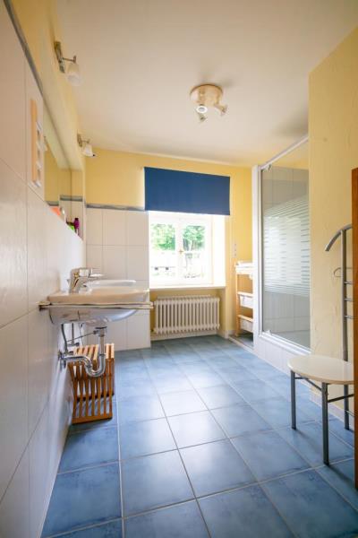 Wohnen mit Geschichte – Exklusive 3,5-Zimmer-Wohnung im Schloss Mittelbiberach - Badezimmer (47536)