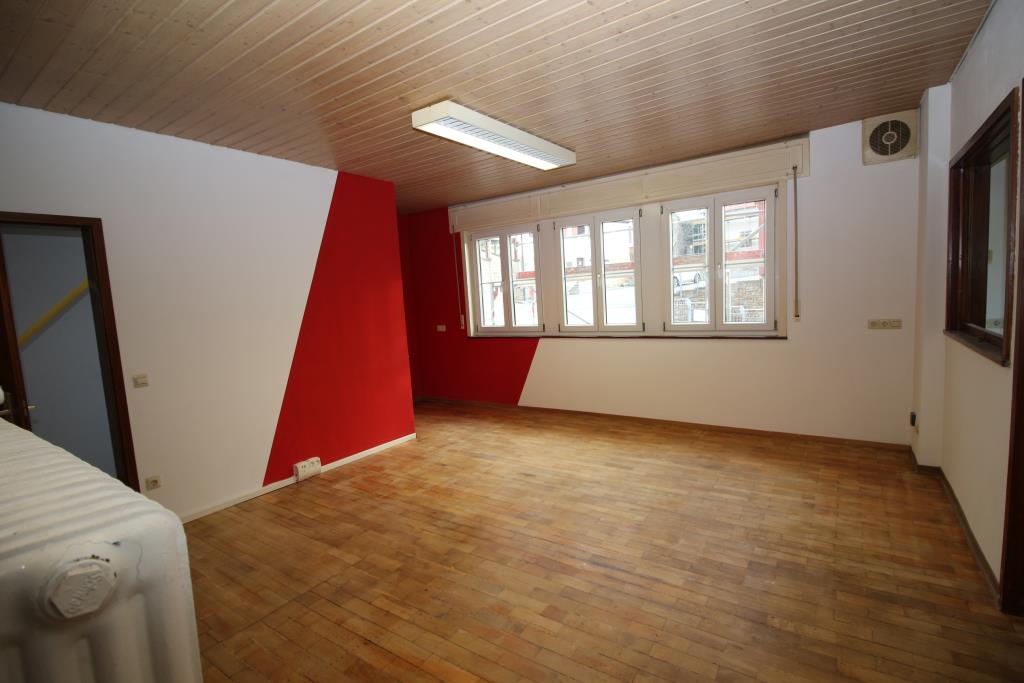 Ideale Gastro, Büro oder Praxis direkt am Marktplatz von Altdorf! - großer Raum (24436)