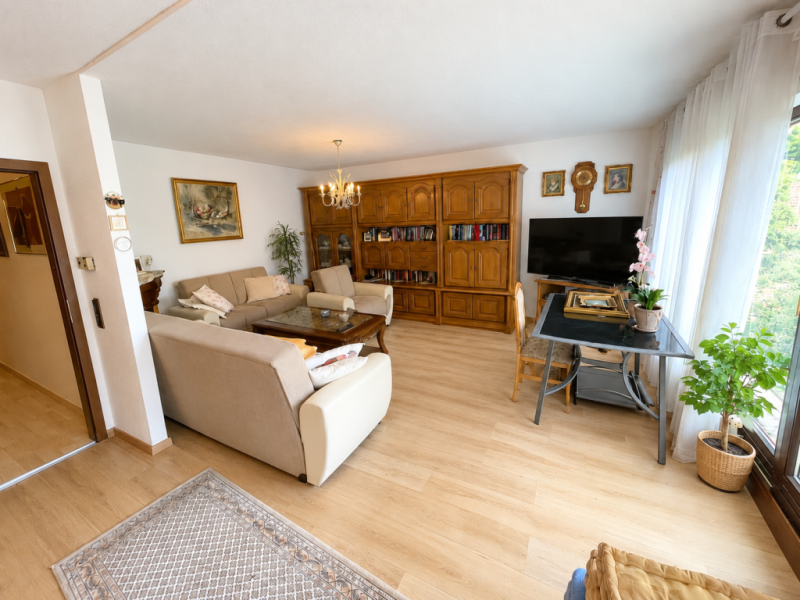 Idealer Gartentraum! Freistehendes Einfamilienhaus mit Blick ins Grüne! - Wohnzimmer (53014)