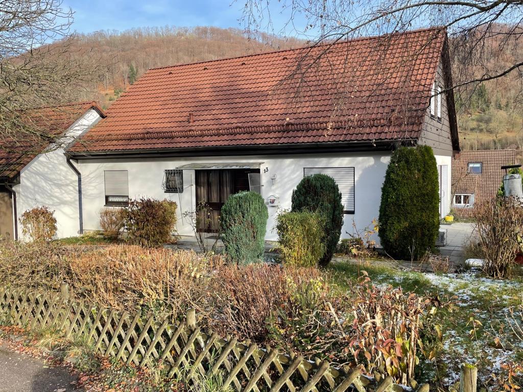 Freistehendes Einfamilienhaus in ruhiger Aussichtslage von Gruibingen! - Gruibingen (38420)