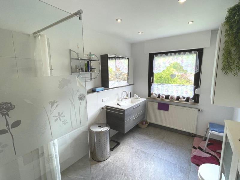 Seltene Gelegenheit! Idyllisches freistehendes Einfamilienhaus in Gruibingen! - Tageslichtbad (47499)