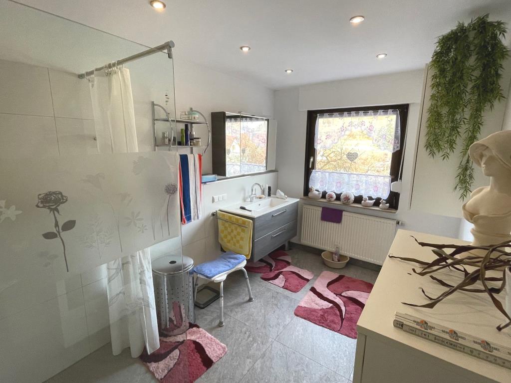 Freistehendes Einfamilienhaus in ruhiger Aussichtslage von Gruibingen! - Tageslichtbad (EG) (38426)