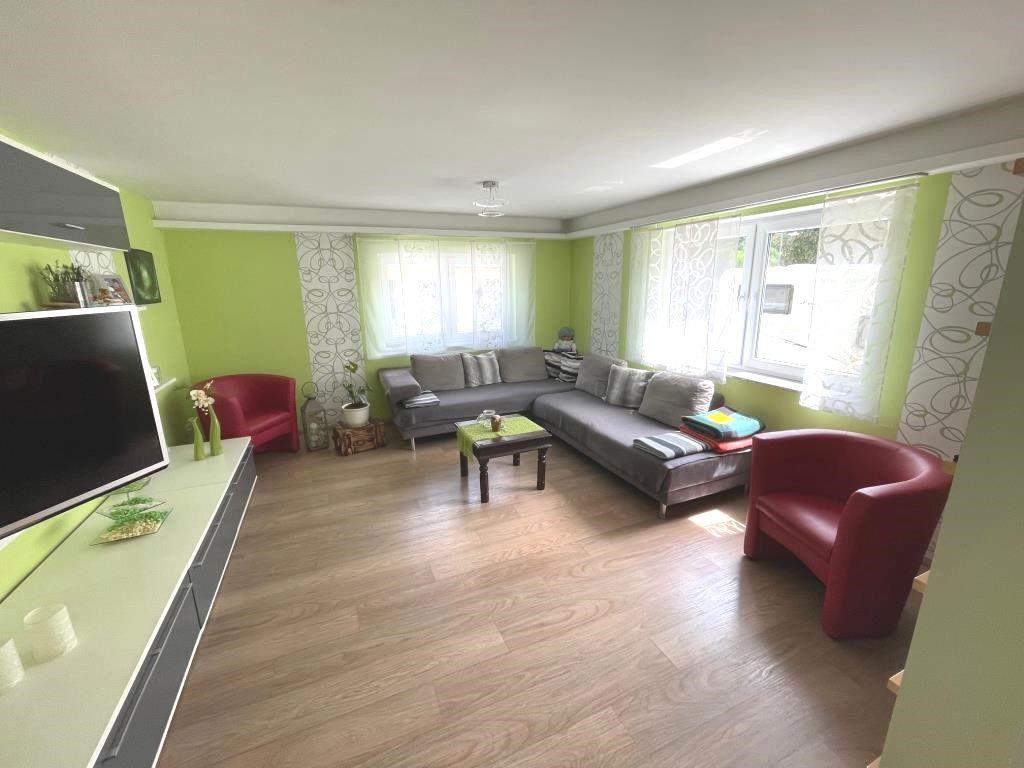 Oase zum Wohlfühlen! Zweifamilienhaus mit Swimmingpool & Sauna! - Wohnzimmer (36841)