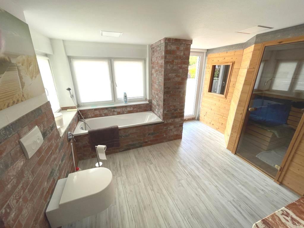 Eine Oase zum Wohlfühlen! Zweifamilienhaus mit Swimmingpool & Sauna! - Tageslichtbad (36701)