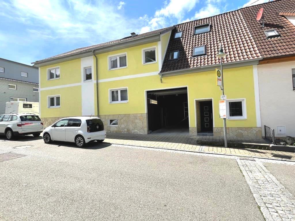 Oase zum Wohlfühlen! Zweifamilienhaus mit Swimmingpool & Sauna! - Außenansicht (36839)