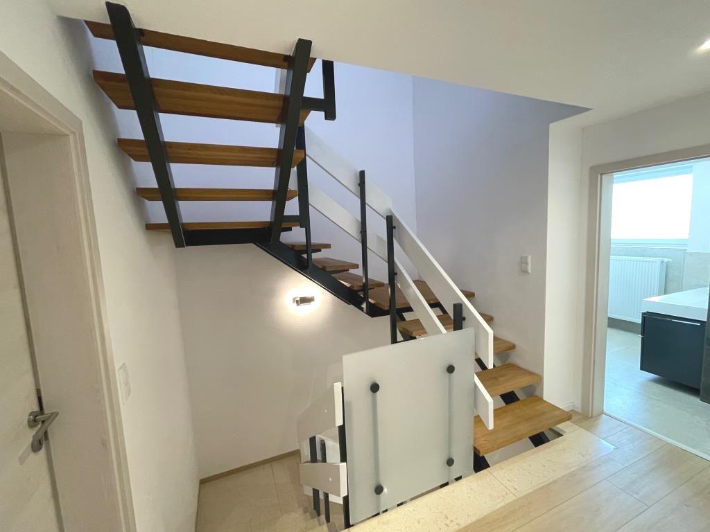 Ansprechende Doppelhaushälfte für gehobene Ansprüche in Süßen! - Flur (37950)