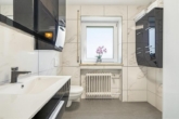 Badezimmer EG - Frei stehendes Zweifamilienhaus mit zusätzlicher Einlieger-Wohnung in top Lage!
