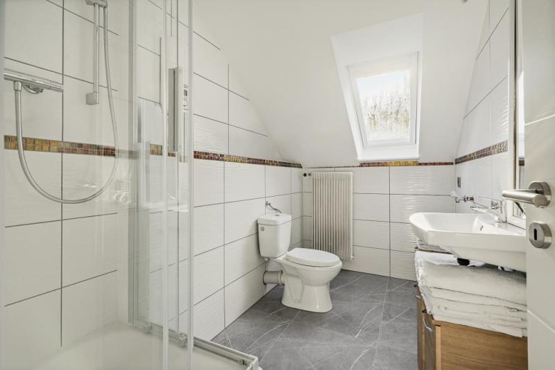 Frei stehendes Zweifamilienhaus mit zusätzlicher Einlieger-Wohnung in top Lage! - Badezimmer DG (45616)