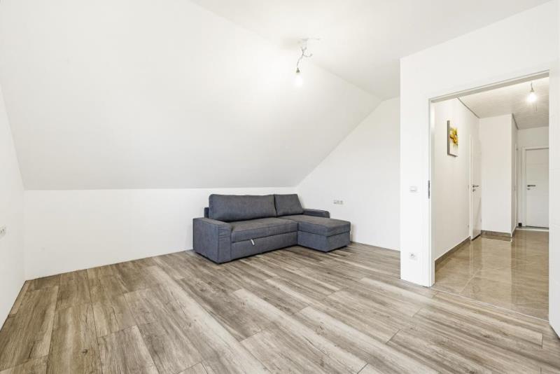 Frei stehendes Zweifamilienhaus mit zusätzlicher Einlieger-Wohnung in top Lage! - Zimmer DG (45338)