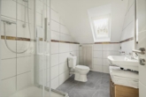 Badezimmer DG - Frei stehendes Zweifamilienhaus mit zusätzlicher Einlieger-Wohnung in top Lage!
