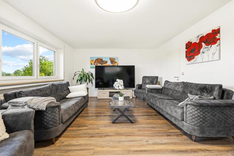 Frei stehendes Zweifamilienhaus mit zusätzlicher Einlieger-Wohnung in top Lage! - Wohnzimmer (45610)